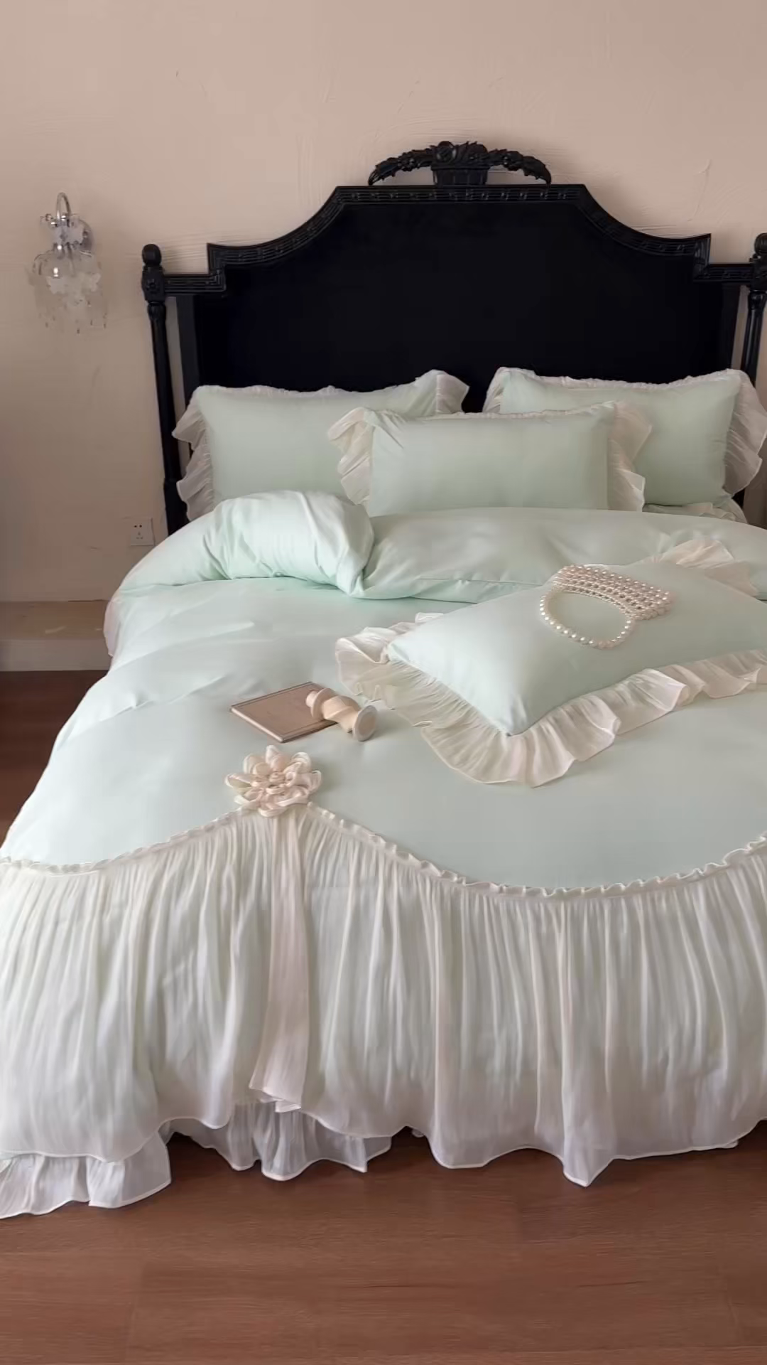 91家纺网 家纺一手货源 找家纺 富盛家纺 2026新款水洗亲肤棉雪纺蕾丝法式床裙韩版四件套 自由女神—绿