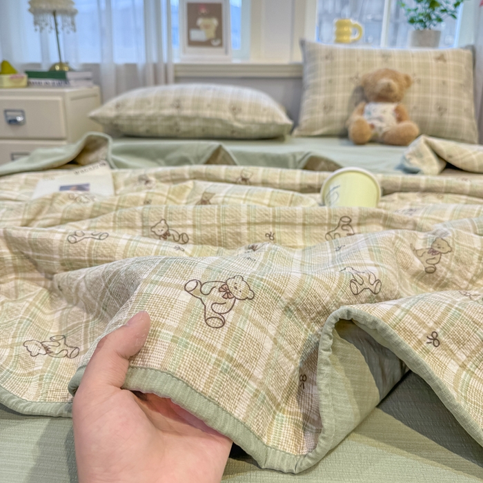 91家纺网 家纺一手货源 找家纺 爱屋及屋 2026春夏新款泡芙棉棉花夏被夏凉被空调被 绿咖小熊