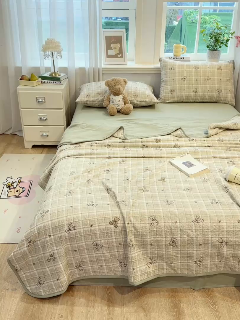 91家纺网 家纺一手货源 找家纺 爱屋及屋 2026春夏新款泡芙棉棉花夏被夏凉被空调被 绿咖小熊