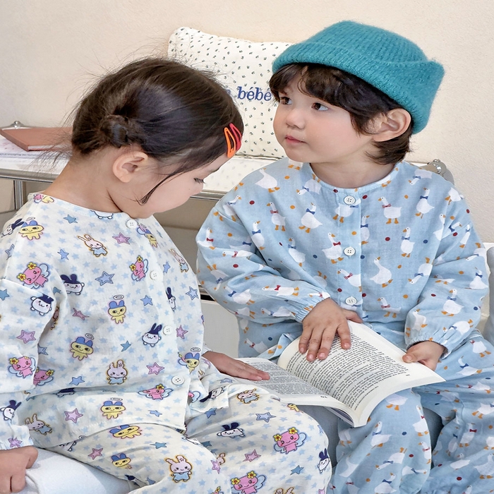 91家纺网 家纺一手货源 找家纺 （总）妍景家居生活馆 2026新款儿童纱布纯棉全棉蓝底绅士鹅+星星卡通兔套装