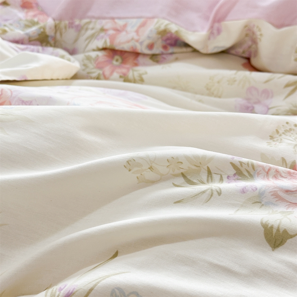 91家纺网 家纺一手货源 找家纺 忘忧草 2026新款全棉夹棉印花床裙四件套单被套 烟笼蔷薇