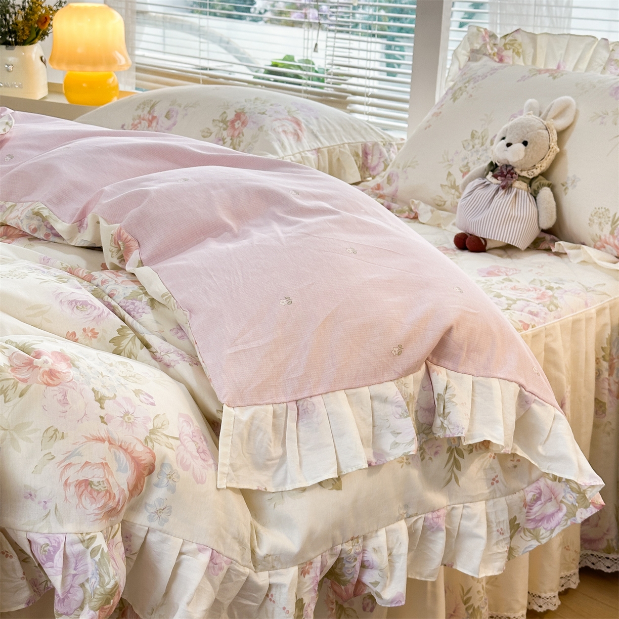 91家纺网 家纺一手货源 找家纺 忘忧草 2026新款全棉夹棉印花床裙四件套单被套 烟笼蔷薇