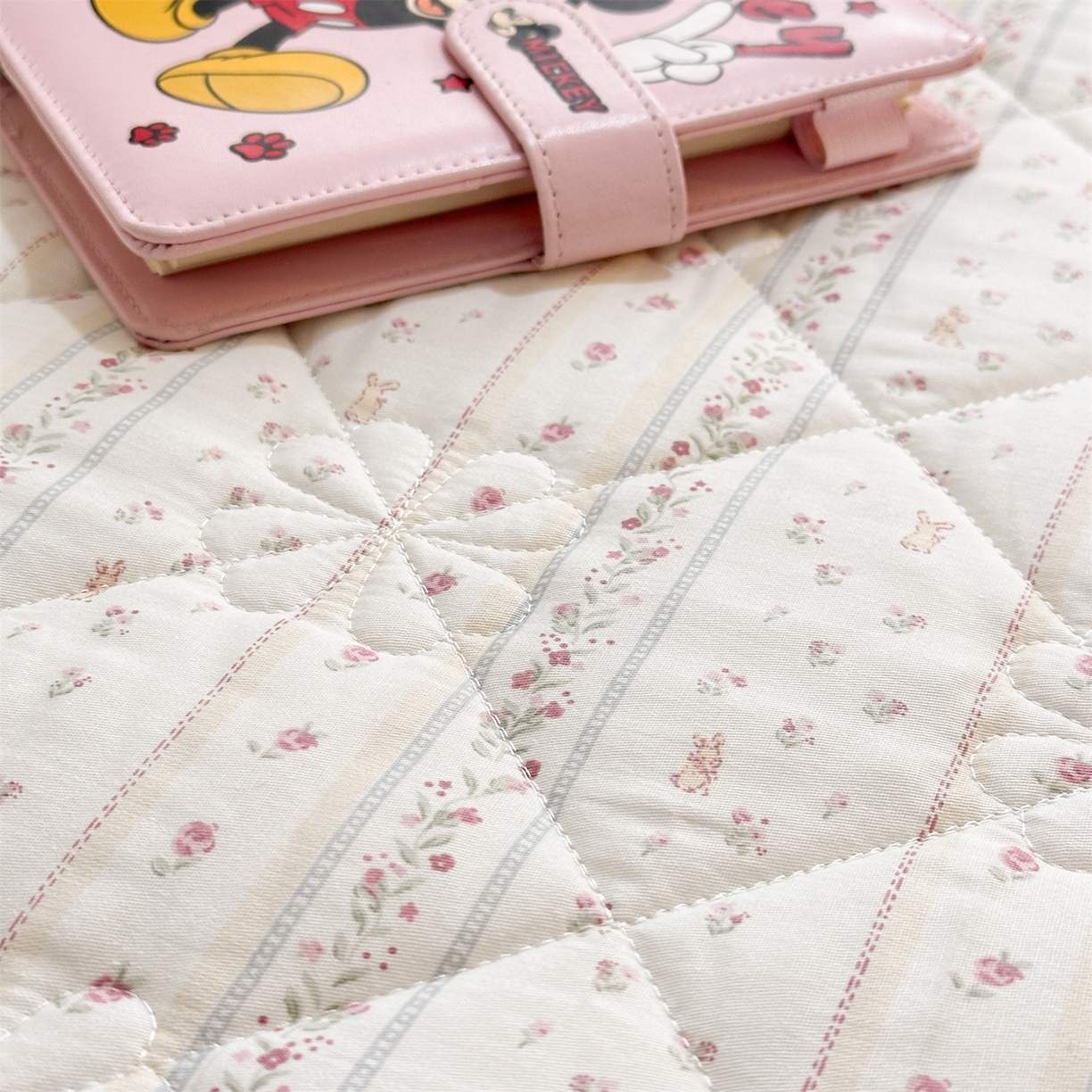 91家纺网 家纺一手货源 找家纺 忘忧草 2026新款全棉夹棉印花床裙四件套单被套 蔷薇花影