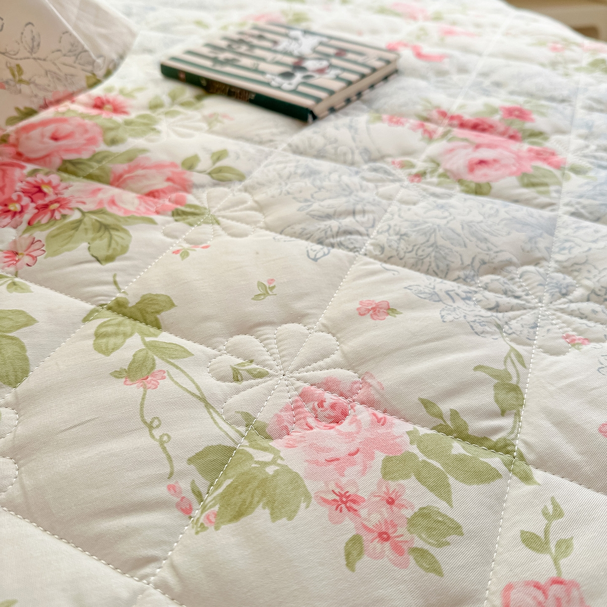 91家纺网 家纺一手货源 找家纺 忘忧草 2026新款全棉夹棉印花床裙四件套单被套 柏林花涧