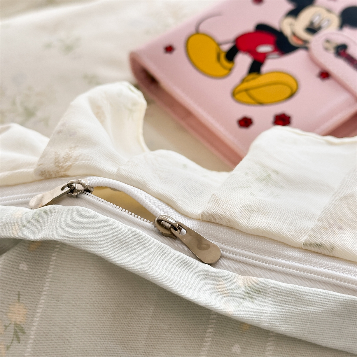 91家纺网 家纺一手货源 找家纺 忘忧草 2026新款全棉夹棉印花床裙四件套单被套 花仙子