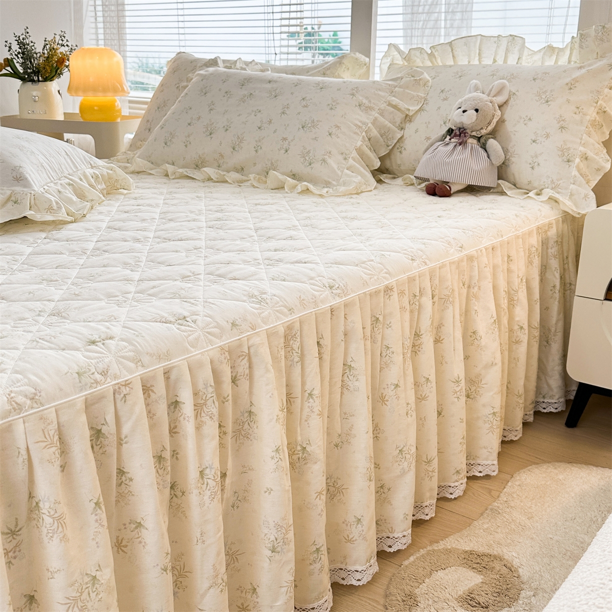 91家纺网 家纺一手货源 找家纺 忘忧草 2026新款全棉夹棉印花床裙四件套单被套 花仙子