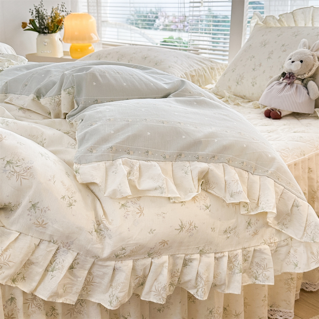 91家纺网 家纺一手货源 找家纺 忘忧草 2026新款全棉夹棉印花床裙四件套单被套 花仙子