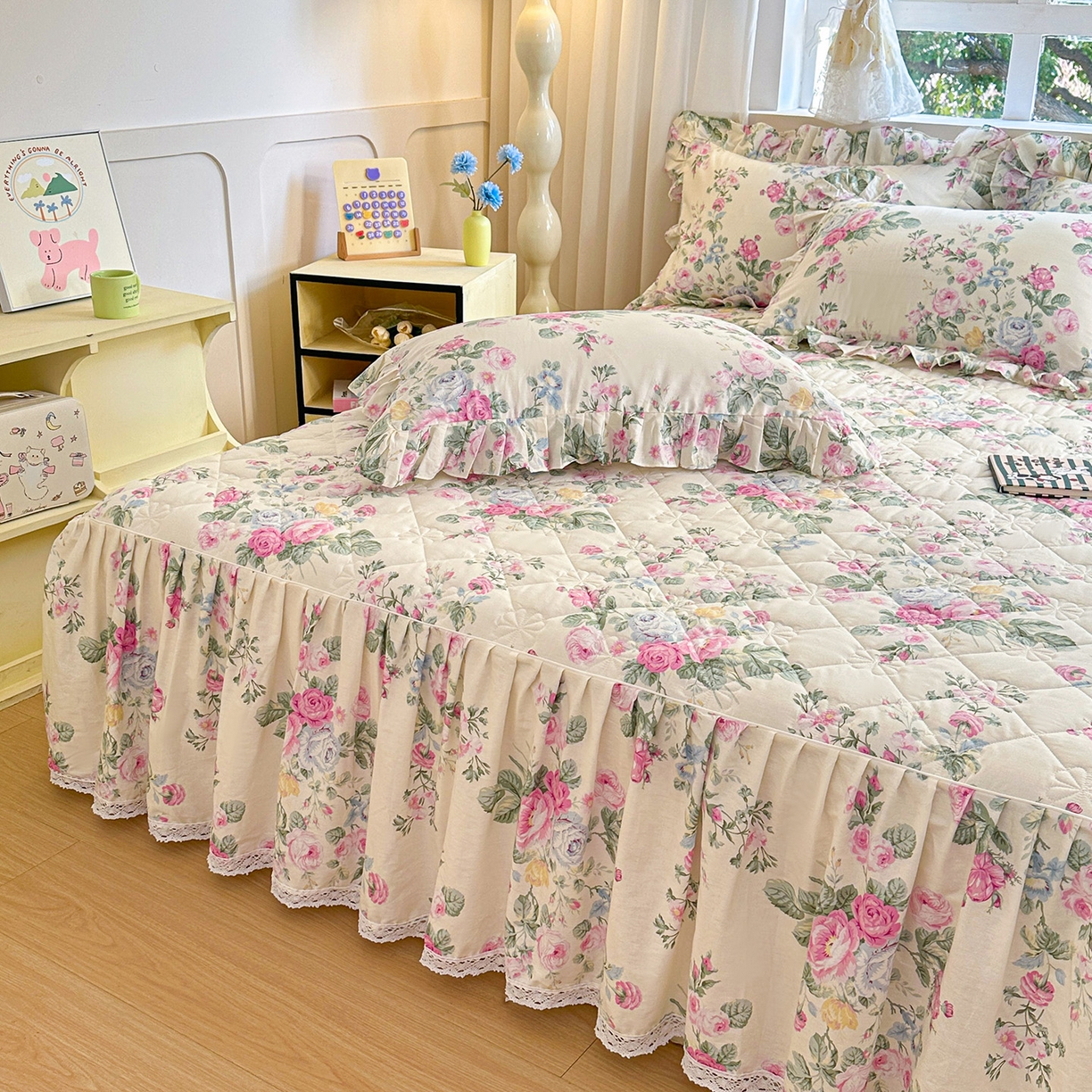 91家纺网 家纺一手货源 找家纺 忘忧草 2026新款全棉夹棉印花床裙四件套单被套 可妮露