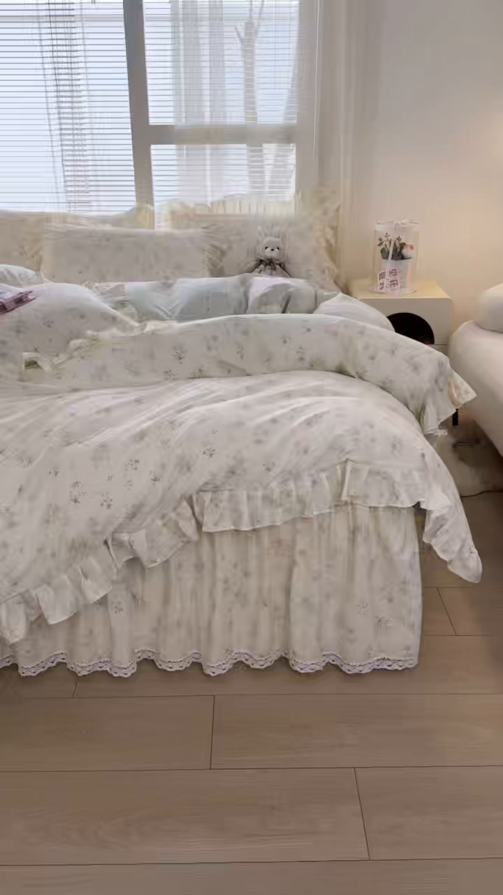 91家纺网 家纺一手货源 找家纺 忘忧草 2026新款全棉夹棉印花床裙四件套单被套 花仙子