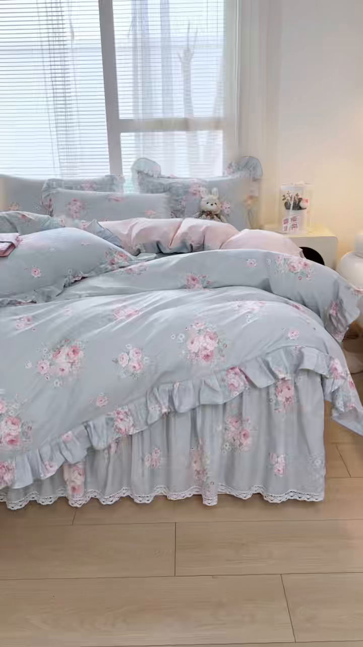 91家纺网 家纺一手货源 找家纺 忘忧草 2026新款全棉夹棉印花床裙四件套单被套 花疏影
