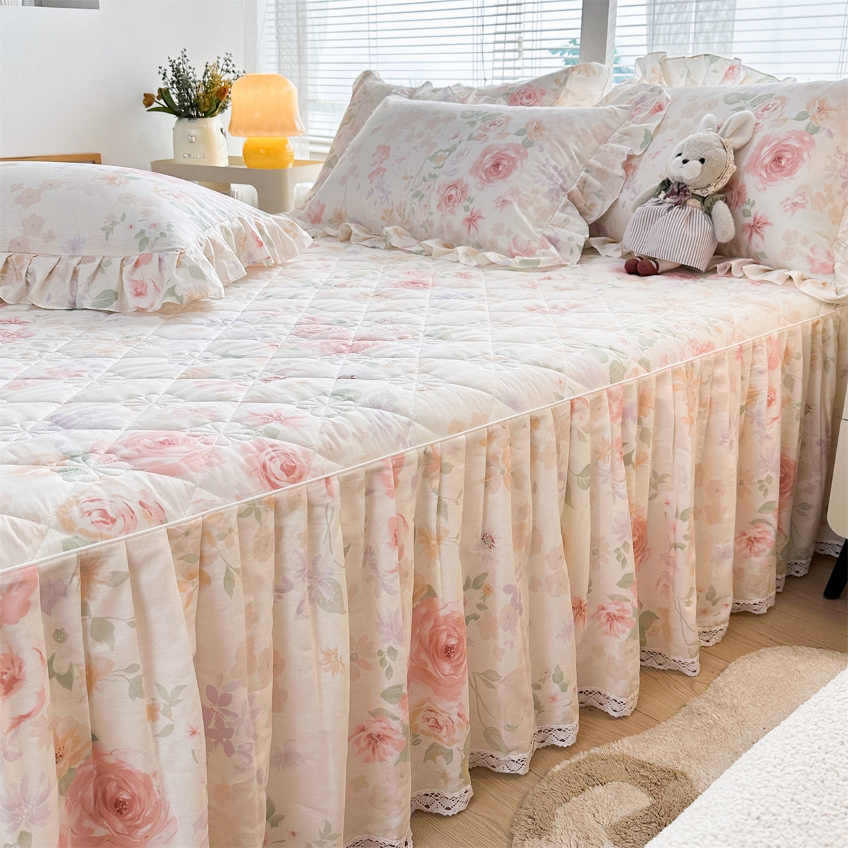 91家纺网 家纺一手货源 找家纺 忘忧草 2026新款全棉夹棉印花床裙四件套单被套 雾飞花