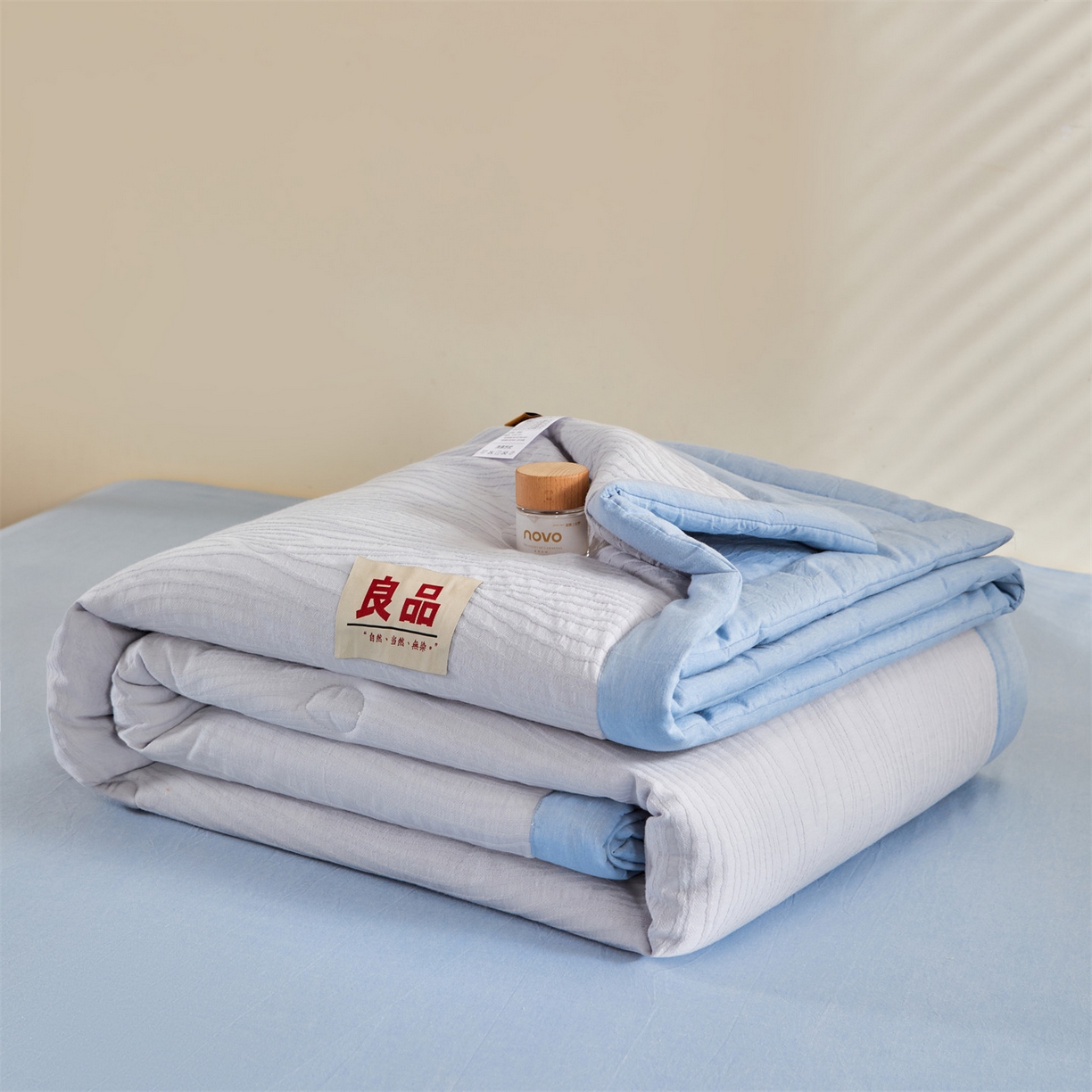91家纺网 家纺一手货源 找家纺 恬思语家纺 2026春夏新款全棉色织大提花棉花夏被空调被夏凉被四件套芳华系列 流年-灰蓝