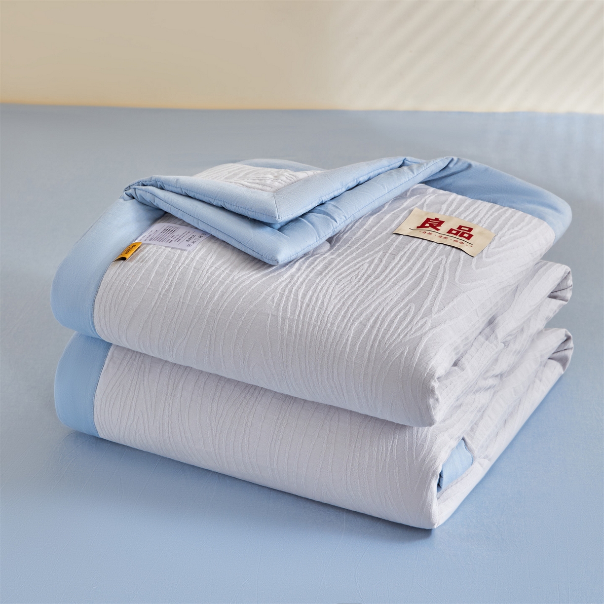 91家纺网 家纺一手货源 找家纺 恬思语家纺 2026春夏新款全棉色织大提花棉花夏被空调被夏凉被四件套芳华系列 流年-灰蓝