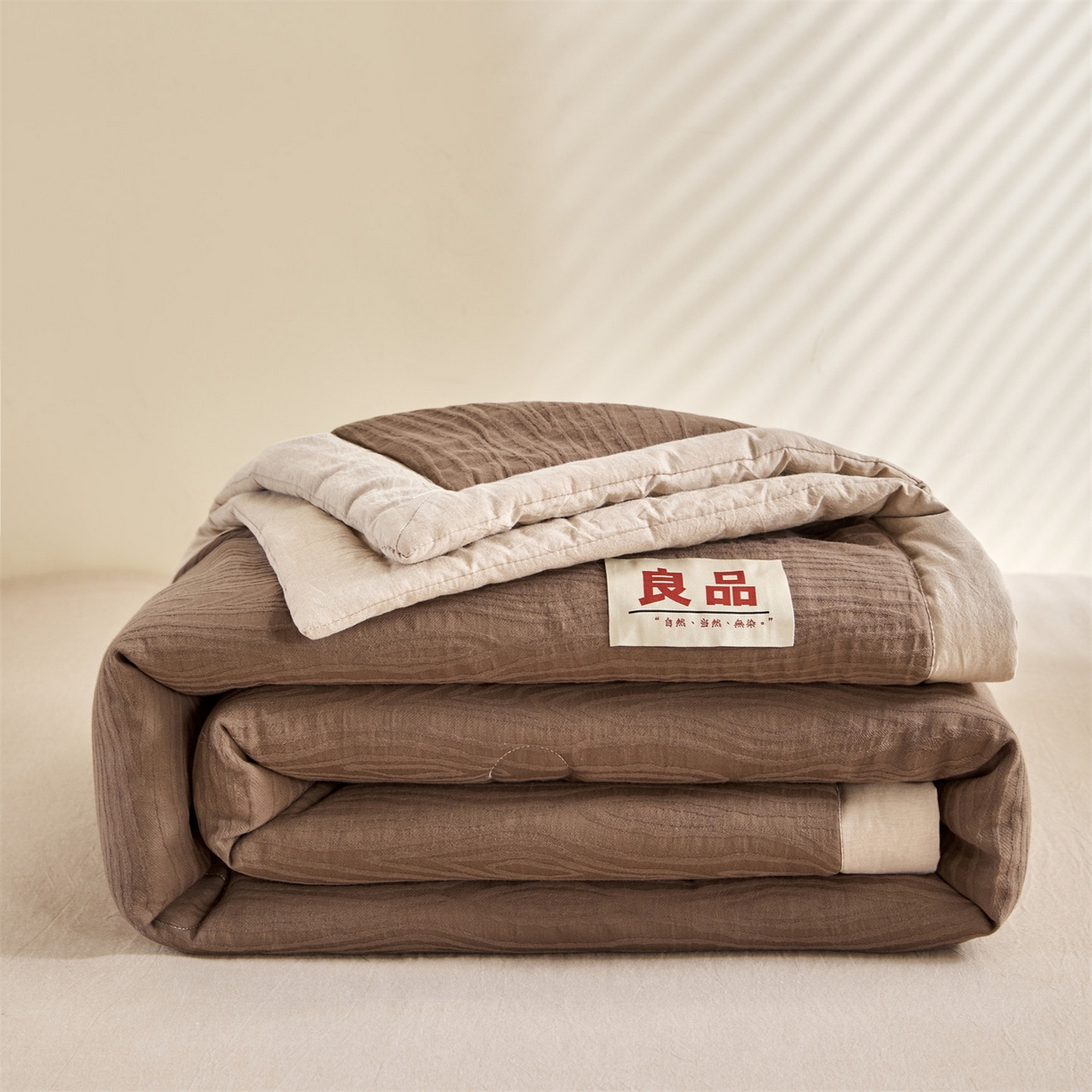 91家纺网 家纺一手货源 找家纺 恬思语家纺 2026春夏新款全棉色织大提花棉花夏被空调被夏凉被四件套芳华系列 流年-棕咖