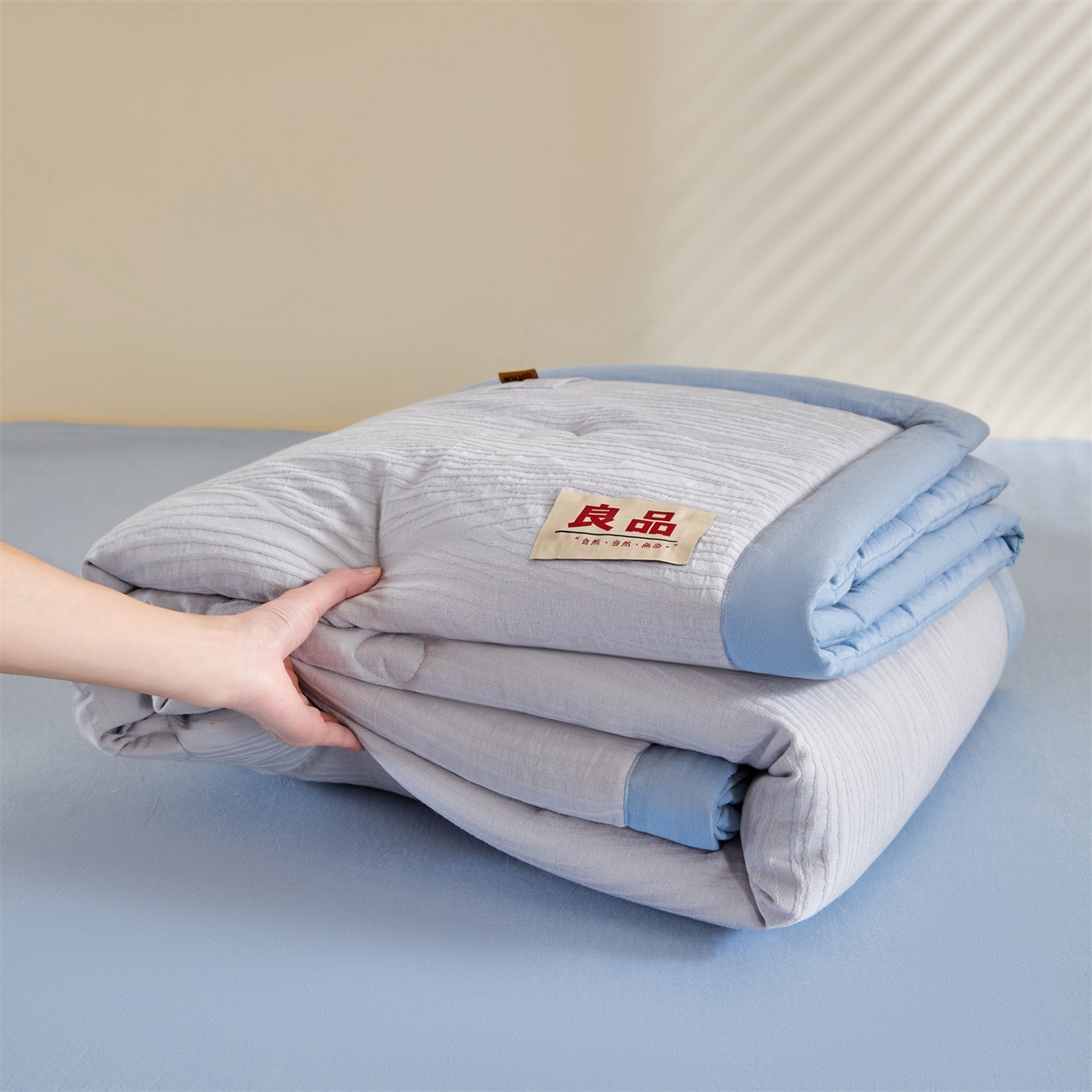 91家纺网 家纺一手货源 找家纺 恬思语家纺 2026春夏新款全棉色织大提花棉花夏被空调被夏凉被四件套芳华系列 流年-灰蓝
