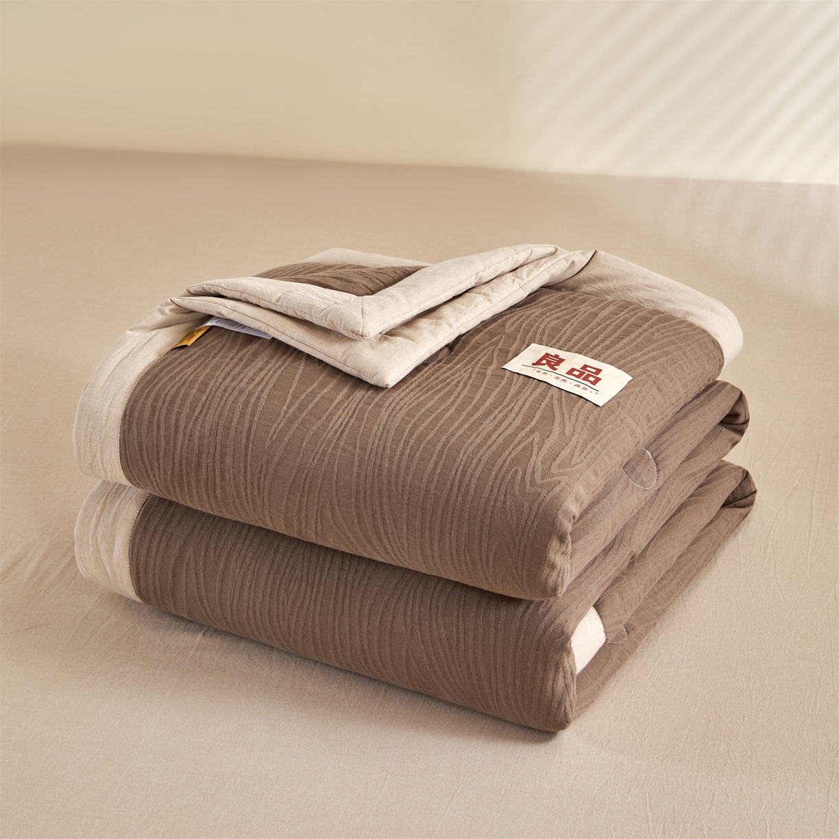 91家纺网 家纺一手货源 找家纺 恬思语家纺 2026春夏新款全棉色织大提花棉花夏被空调被夏凉被四件套芳华系列 流年-棕咖