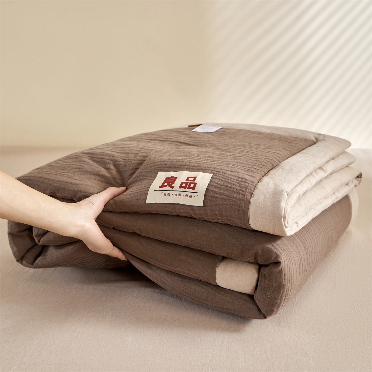 91家纺网 家纺一手货源 找家纺 恬思语家纺 2026春夏新款全棉色织大提花棉花夏被空调被夏凉被四件套芳华系列 流年-棕咖