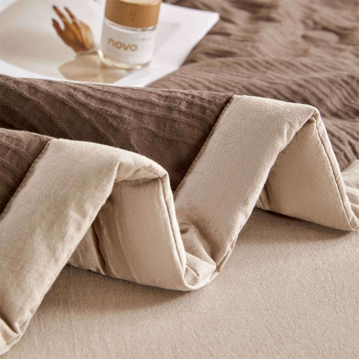 91家纺网 家纺一手货源 找家纺 恬思语家纺 2026春夏新款全棉色织大提花棉花夏被空调被夏凉被四件套芳华系列 流年-棕咖