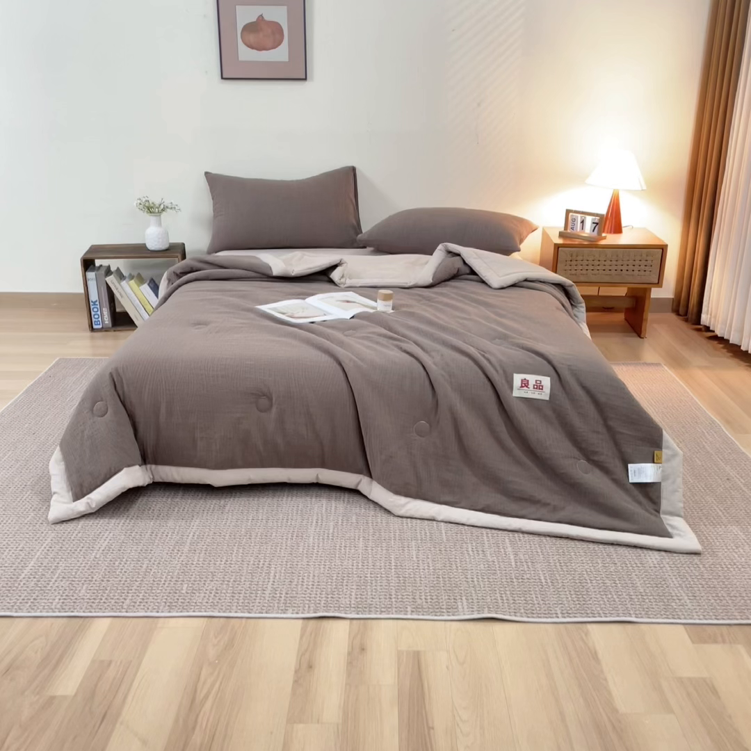 91家纺网 家纺一手货源 找家纺 恬思语家纺 2026春夏新款全棉色织大提花棉花夏被空调被夏凉被四件套芳华系列 流年-棕咖