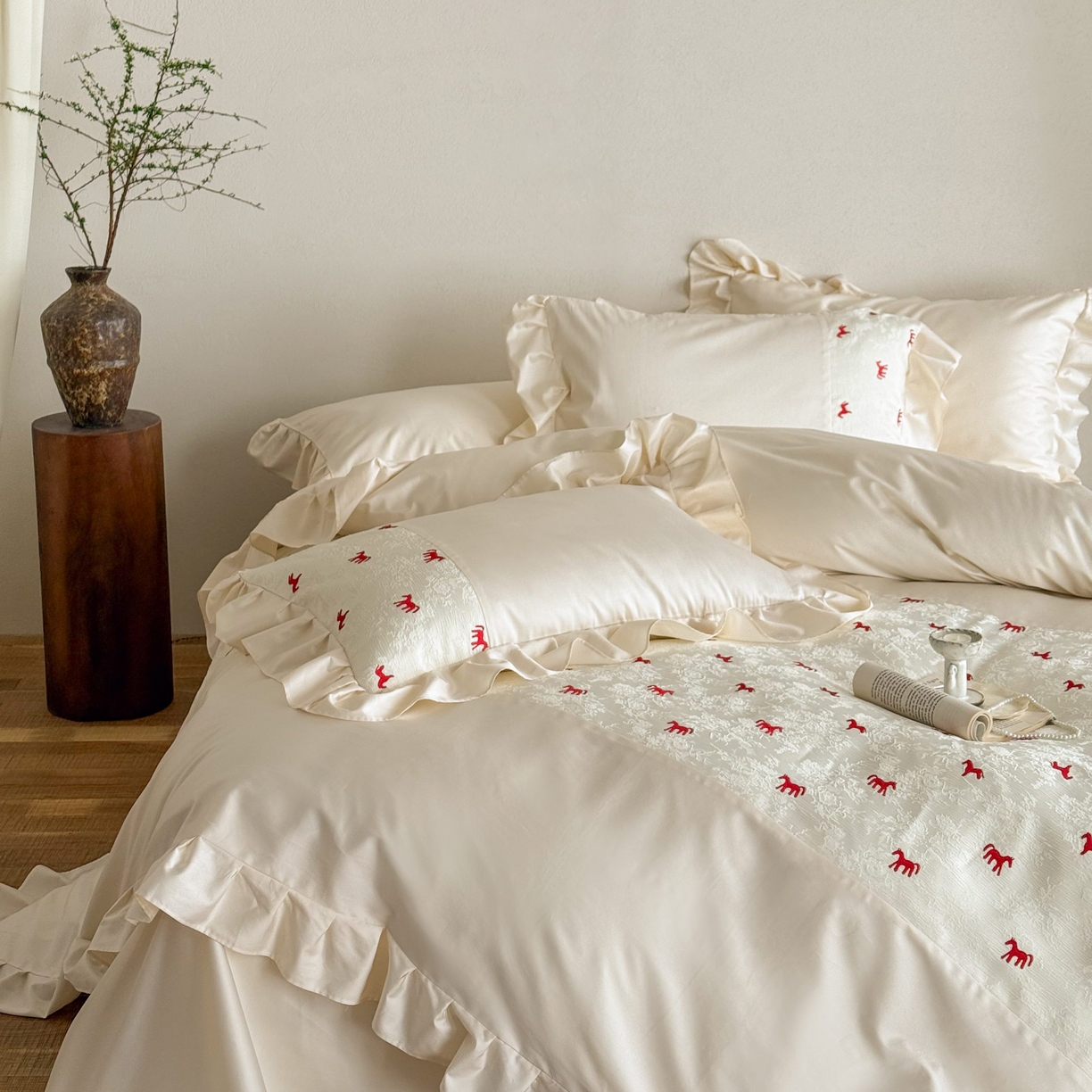 91家纺网 家纺一手货源 找家纺 （总）西西家居 2026春夏新款100S长绒棉纯棉绣花四件套-以梦为马-奶白（含精致红色礼盒）