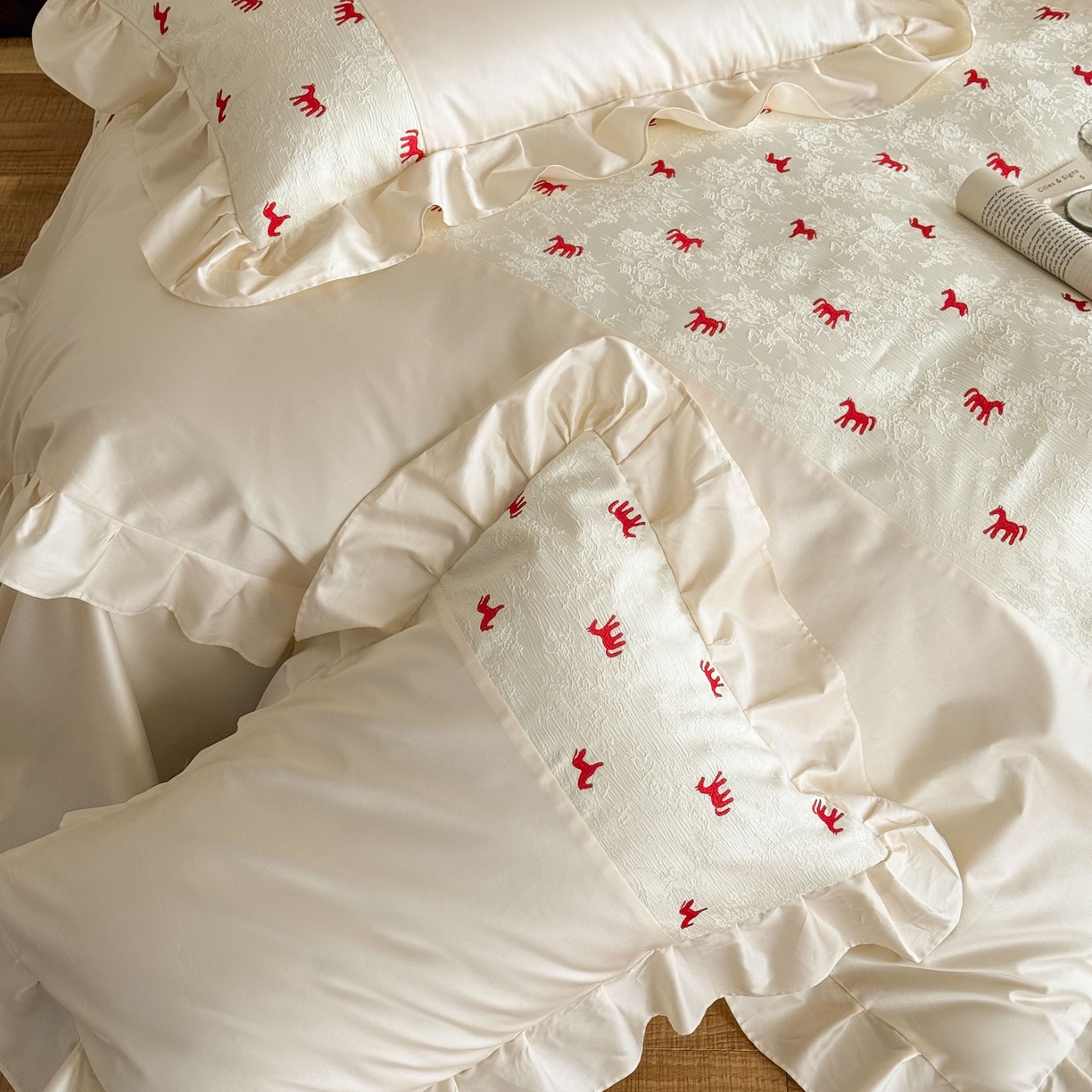 91家纺网 家纺一手货源 找家纺 （总）西西家居 2026春夏新款100S长绒棉纯棉绣花四件套-以梦为马-奶白（含精致红色礼盒）