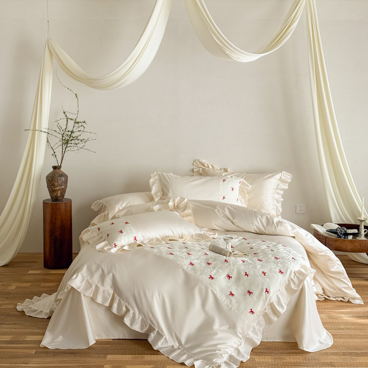 91家纺网 家纺一手货源 找家纺 （总）西西家居 2026春夏新款100S长绒棉纯棉绣花四件套-以梦为马-奶白（含精致红色礼盒）