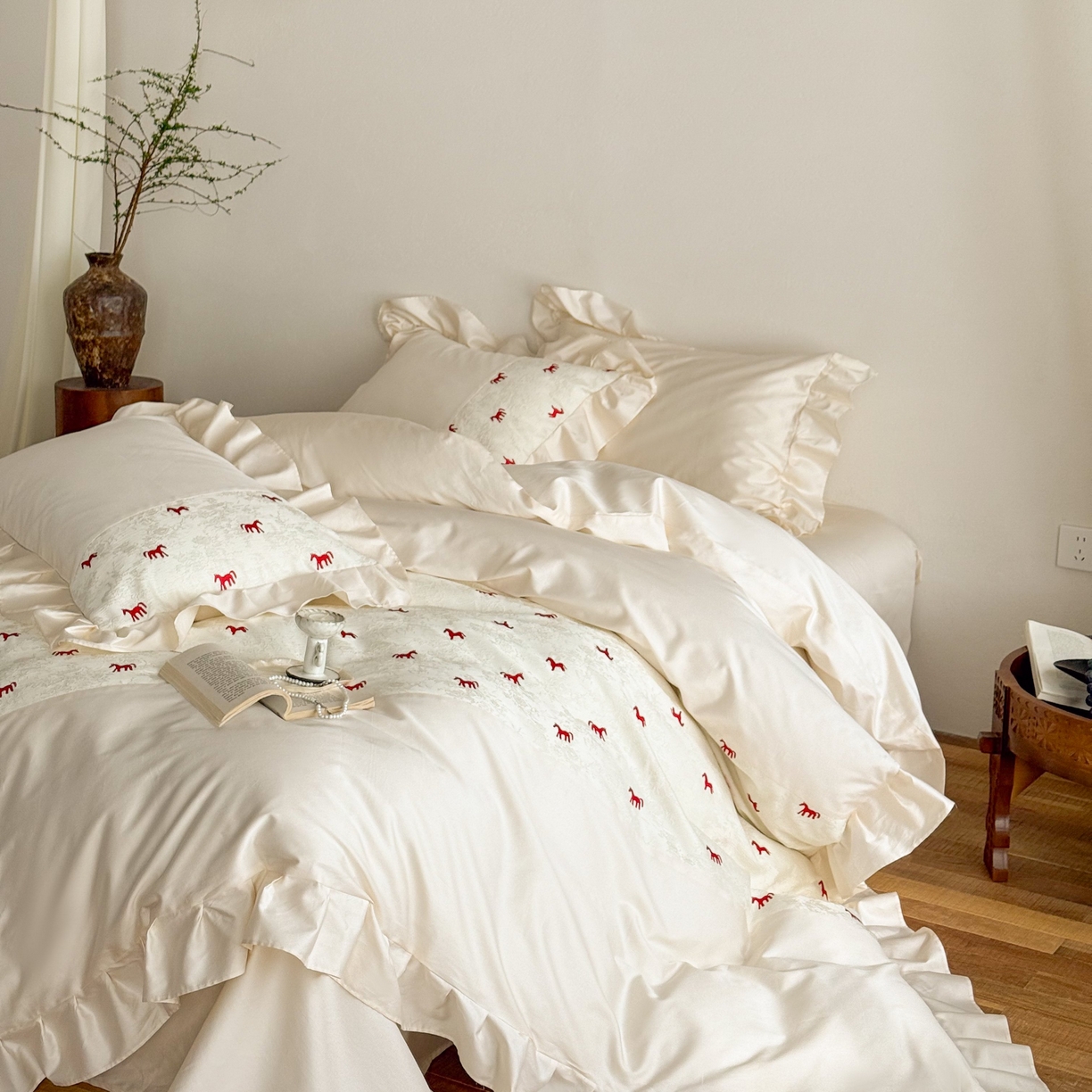 91家纺网 家纺一手货源 找家纺 （总）西西家居 2026春夏新款100S长绒棉纯棉绣花四件套-以梦为马-奶白（含精致红色礼盒）