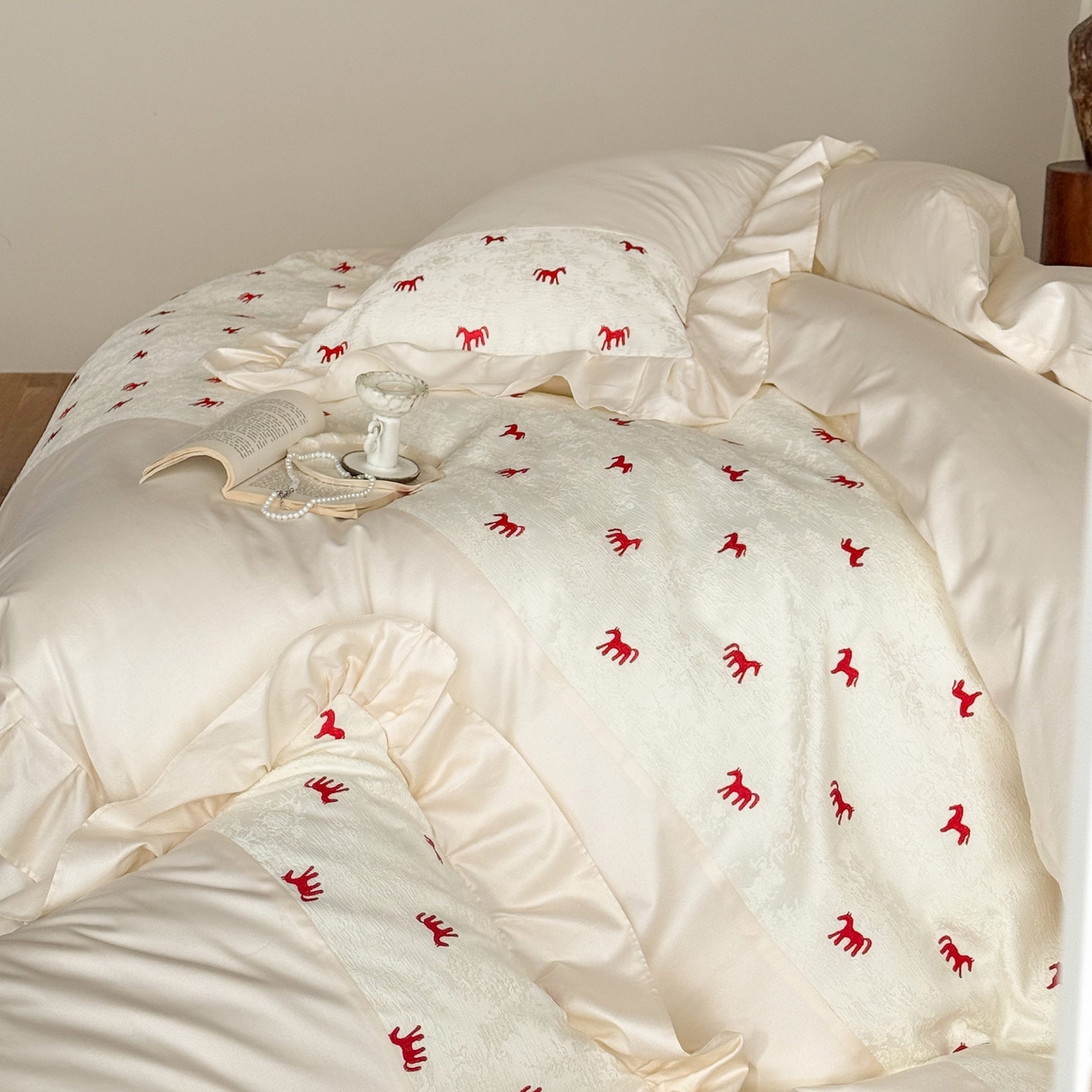 91家纺网 家纺一手货源 找家纺 （总）西西家居 2026春夏新款100S长绒棉纯棉绣花四件套-以梦为马-奶白（含精致红色礼盒）