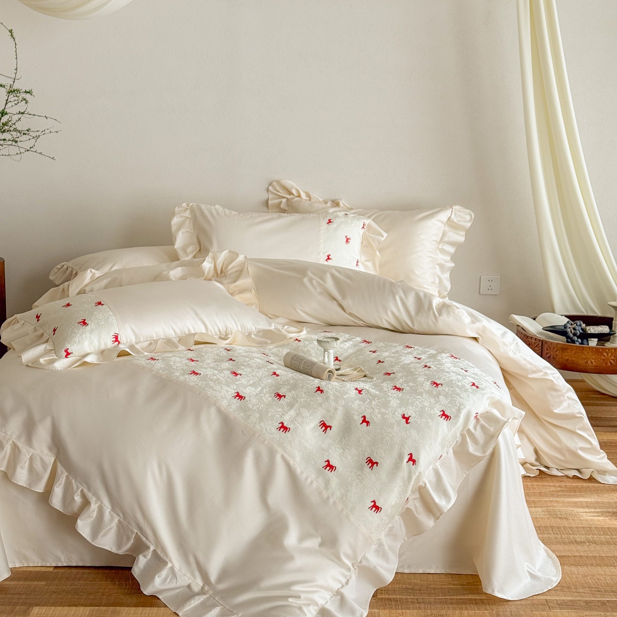 91家纺网 家纺一手货源 找家纺 （总）西西家居 2026春夏新款100S长绒棉纯棉绣花四件套-以梦为马-奶白（含精致红色礼盒）