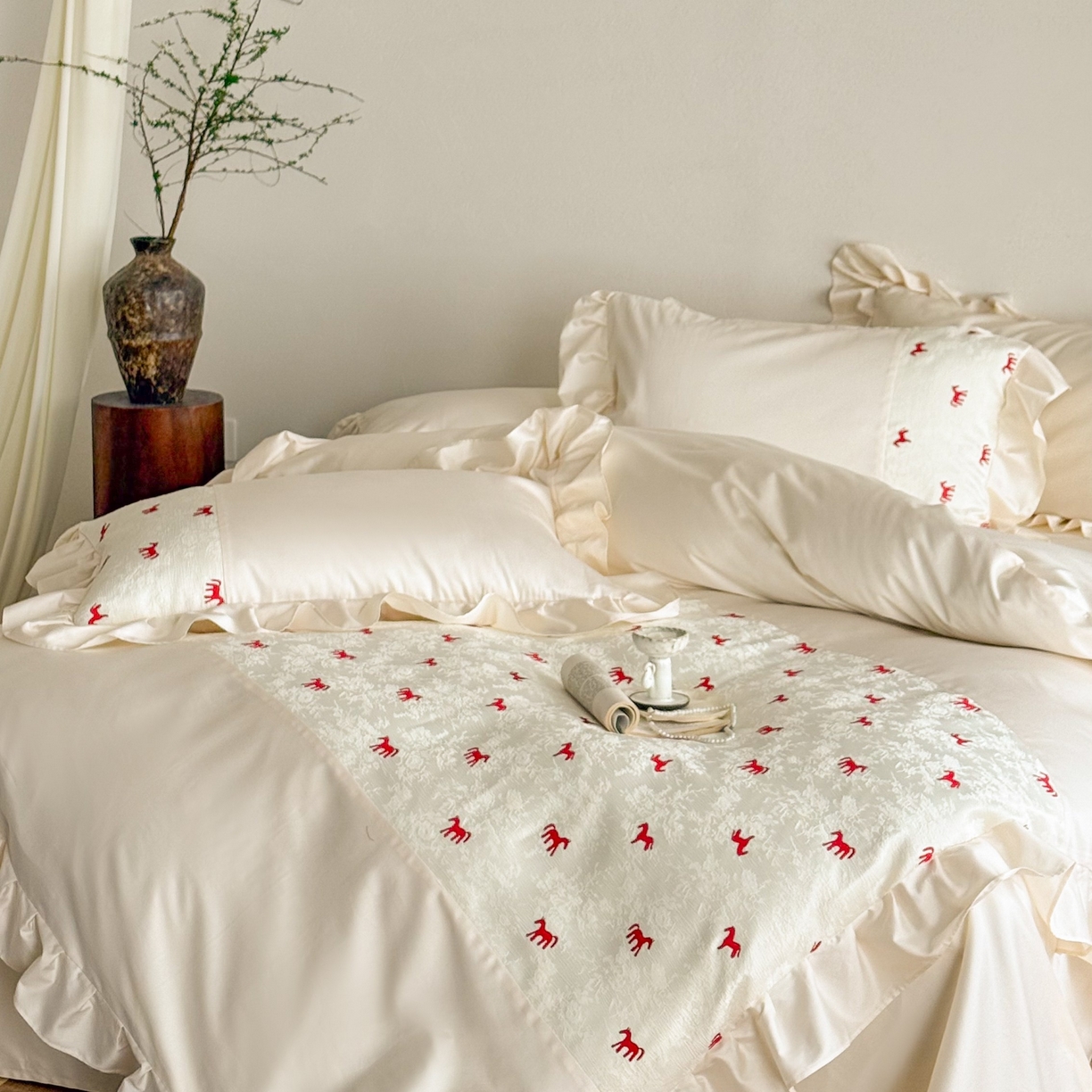 91家纺网 家纺一手货源 找家纺 （总）西西家居 2026春夏新款100S长绒棉纯棉绣花四件套-以梦为马-奶白（含精致红色礼盒）