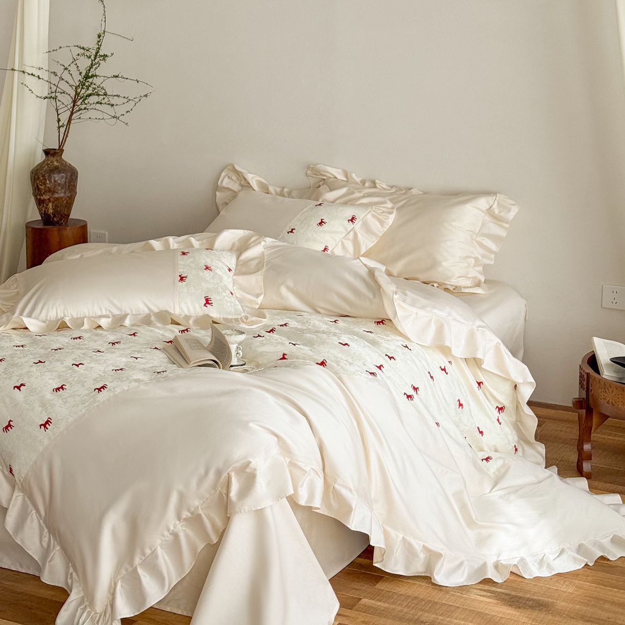 91家纺网 家纺一手货源 找家纺 （总）西西家居 2026春夏新款100S长绒棉纯棉绣花四件套-以梦为马-奶白（含精致红色礼盒）