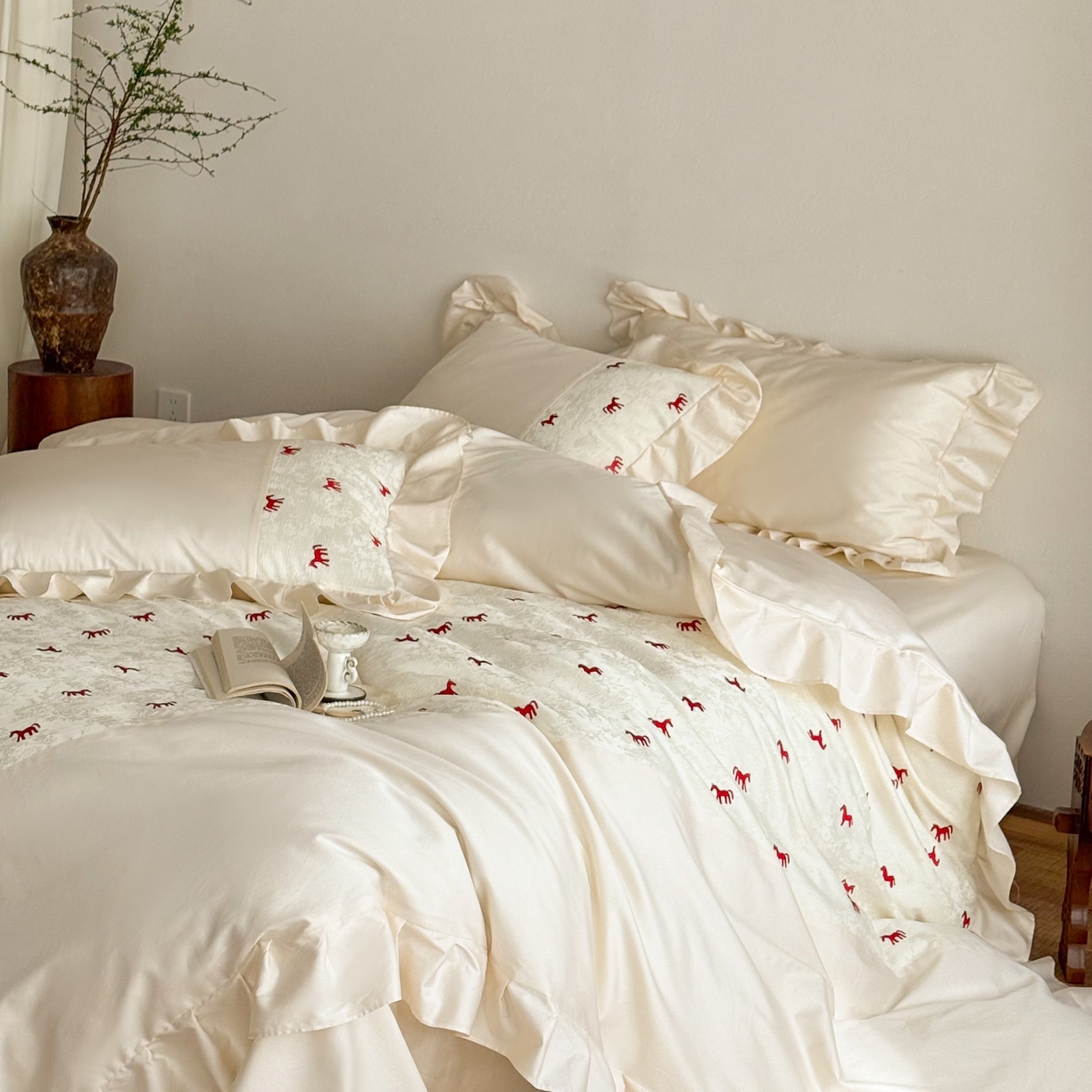 91家纺网 家纺一手货源 找家纺 （总）西西家居 2026春夏新款100S长绒棉纯棉绣花四件套-以梦为马-奶白（含精致红色礼盒）