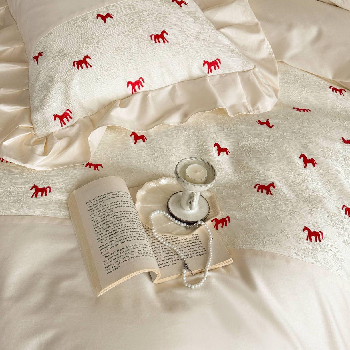 91家纺网 家纺一手货源 找家纺 （总）西西家居 2026春夏新款100S长绒棉纯棉绣花四件套-以梦为马-奶白（含精致红色礼盒）