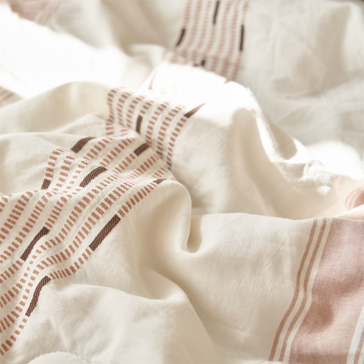 91家纺网 家纺一手货源 找家纺 恬思语家纺 2026春夏新款全棉色织大提花棉花夏被空调被夏凉被四件套如意系列 如意-棕