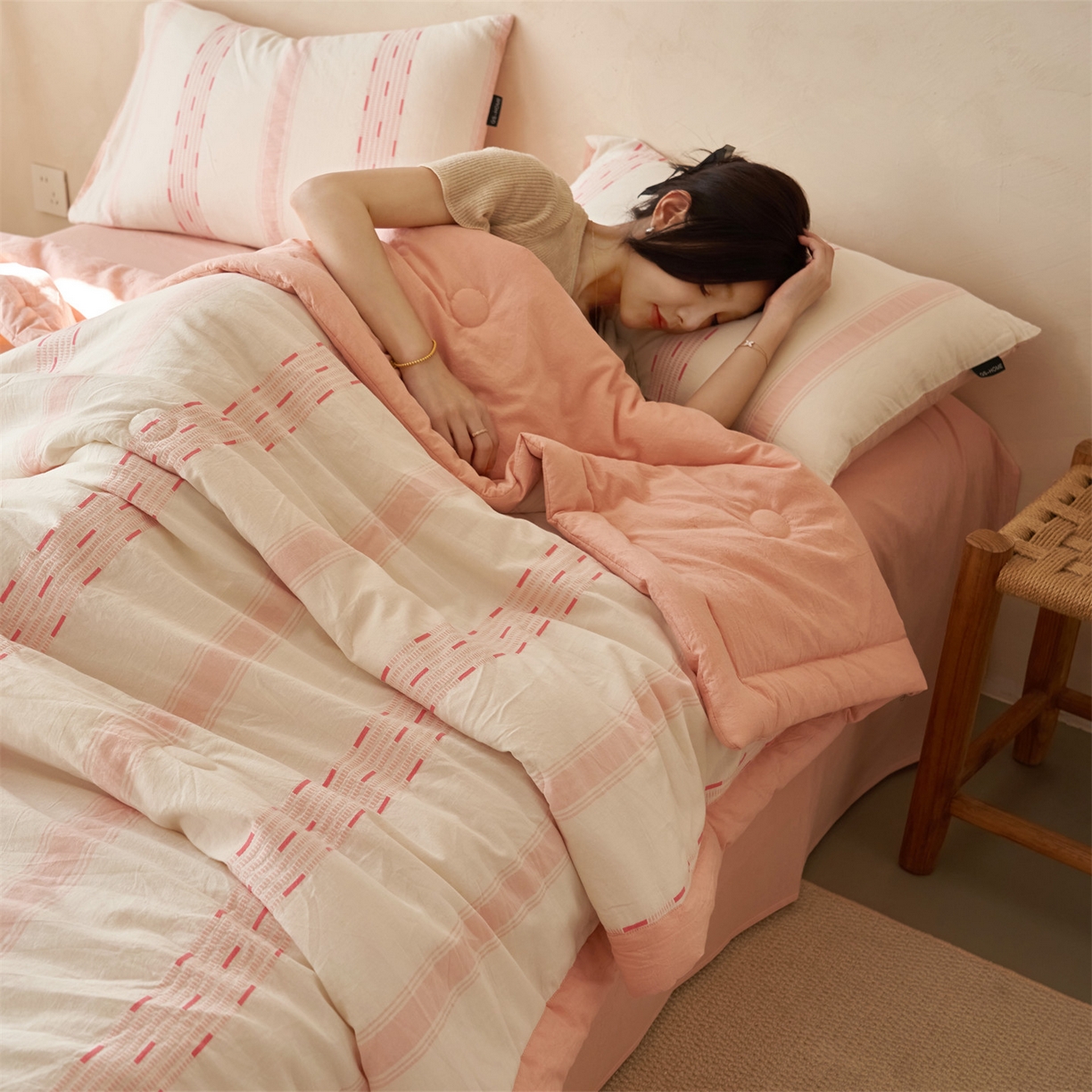 91家纺网 家纺一手货源 找家纺 恬思语家纺 2026春夏新款全棉色织大提花棉花夏被空调被夏凉被四件套如意系列 如意-粉