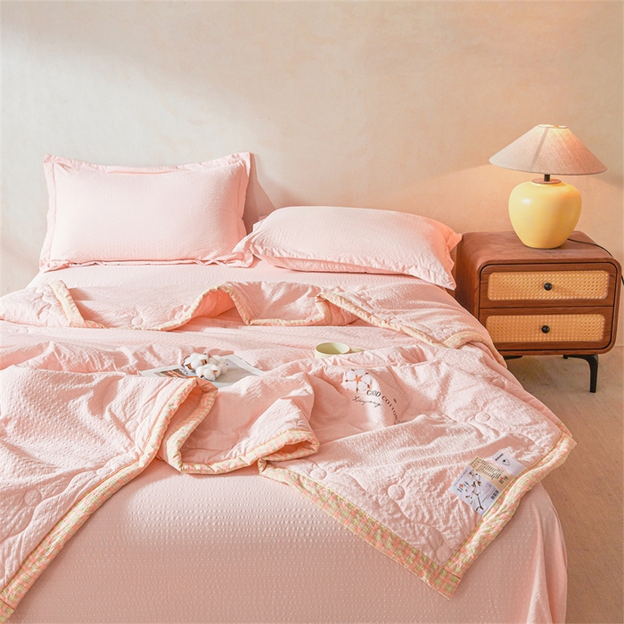 91家纺网 家纺一手货源 找家纺 西域种棉人 2026新款A类新疆棉花夏凉被加宽包边水洗棉泡泡纱吸湿透气棉花夏被空调被纯色烫画 泡芙-粉