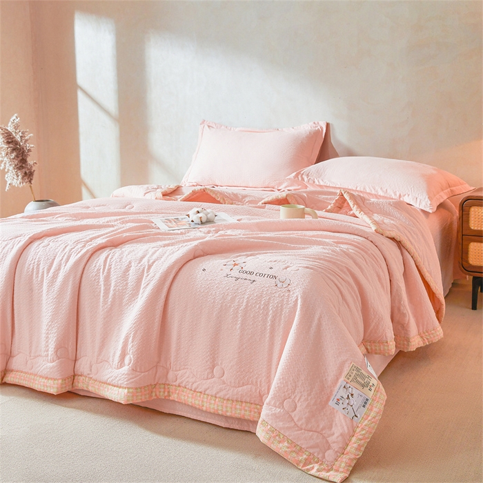 91家纺网 家纺一手货源 找家纺 西域种棉人 2026新款A类新疆棉花夏凉被加宽包边水洗棉泡泡纱吸湿透气棉花夏被空调被纯色烫画 泡芙-粉