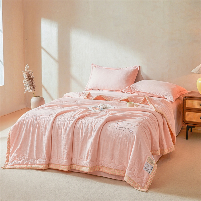 91家纺网 家纺一手货源 找家纺 西域种棉人 2026新款A类新疆棉花夏凉被加宽包边水洗棉泡泡纱吸湿透气棉花夏被空调被纯色烫画 泡芙-粉