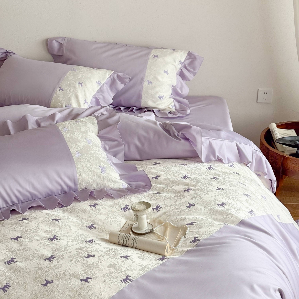 91家纺网 家纺一手货源 找家纺 （总）西西家居 2026春夏新款100S长绒棉纯棉绣花四件套-以梦为马-紫（含精致红色礼盒）