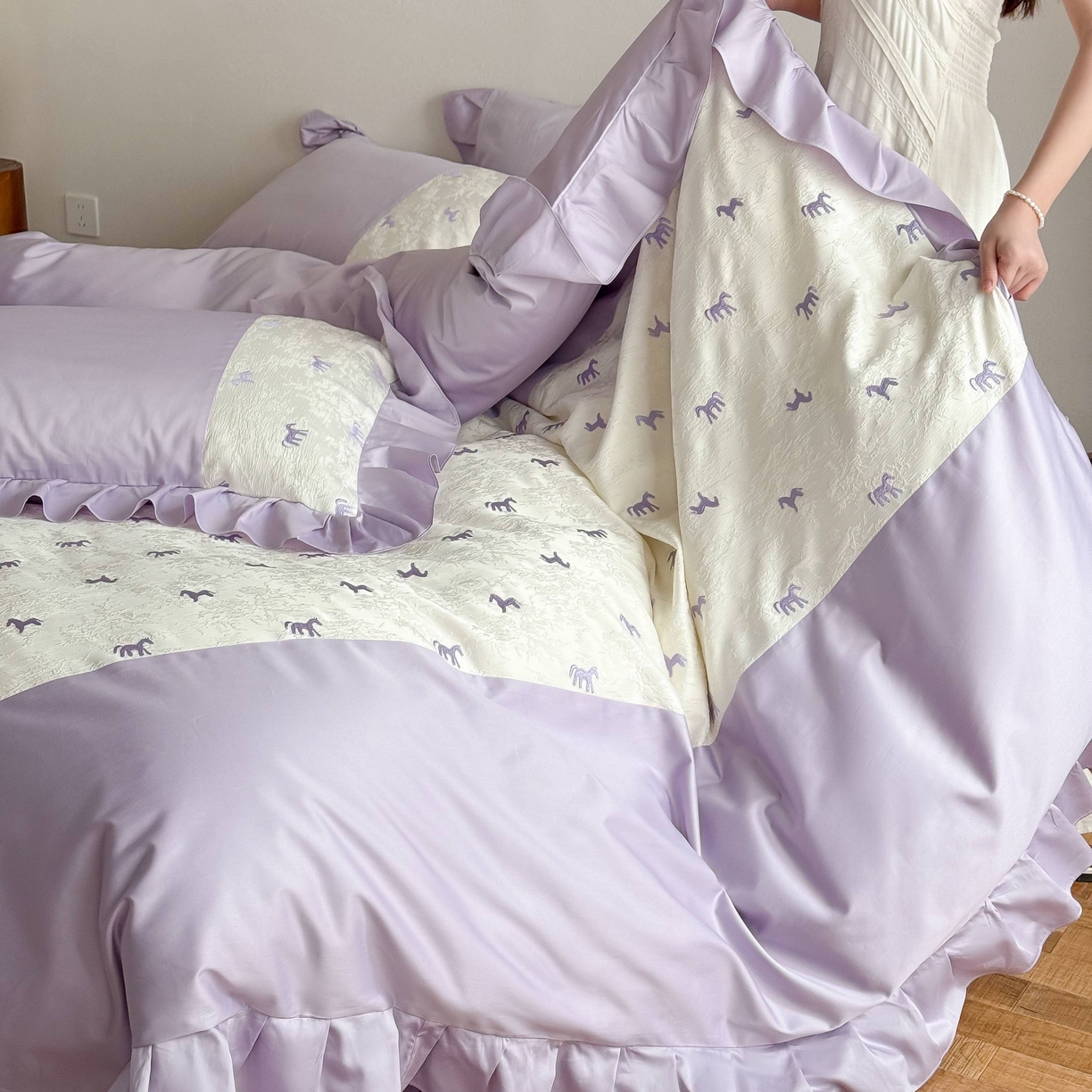 91家纺网 家纺一手货源 找家纺 （总）西西家居 2026春夏新款100S长绒棉纯棉绣花四件套-以梦为马-紫（含精致红色礼盒）