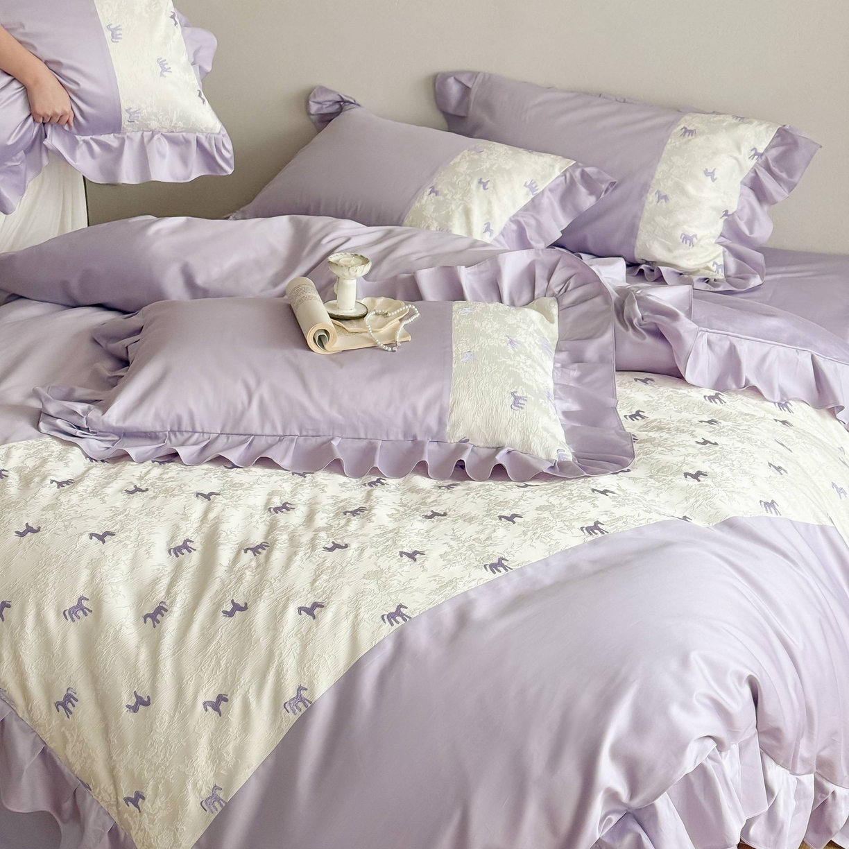 91家纺网 家纺一手货源 找家纺 （总）西西家居 2026春夏新款100S长绒棉纯棉绣花四件套-以梦为马-紫（含精致红色礼盒）