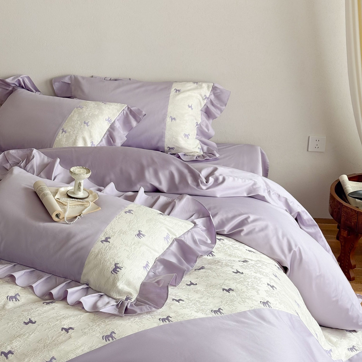 91家纺网 家纺一手货源 找家纺 （总）西西家居 2026春夏新款100S长绒棉纯棉绣花四件套-以梦为马-紫（含精致红色礼盒）