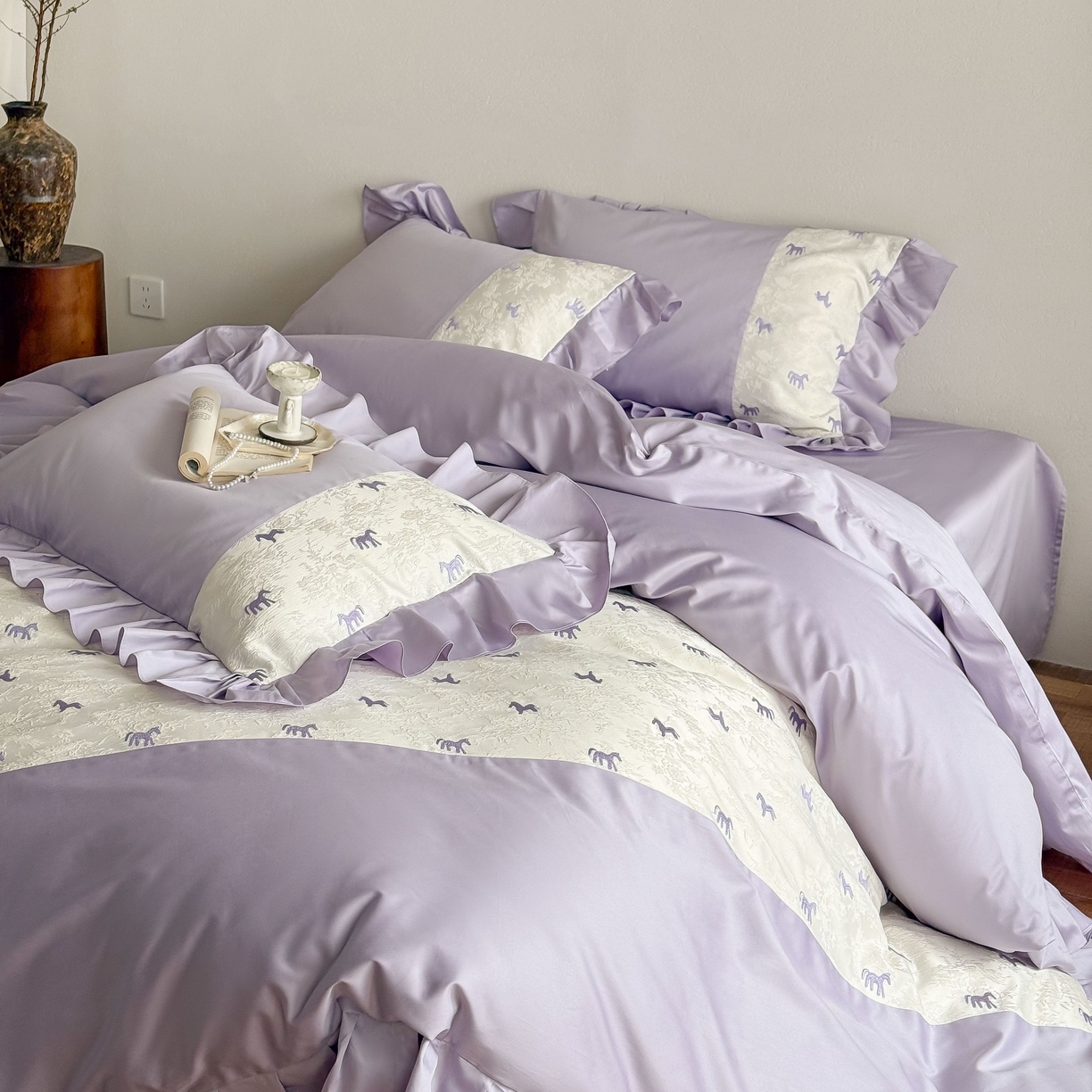 91家纺网 家纺一手货源 找家纺 （总）西西家居 2026春夏新款100S长绒棉纯棉绣花四件套-以梦为马-紫（含精致红色礼盒）