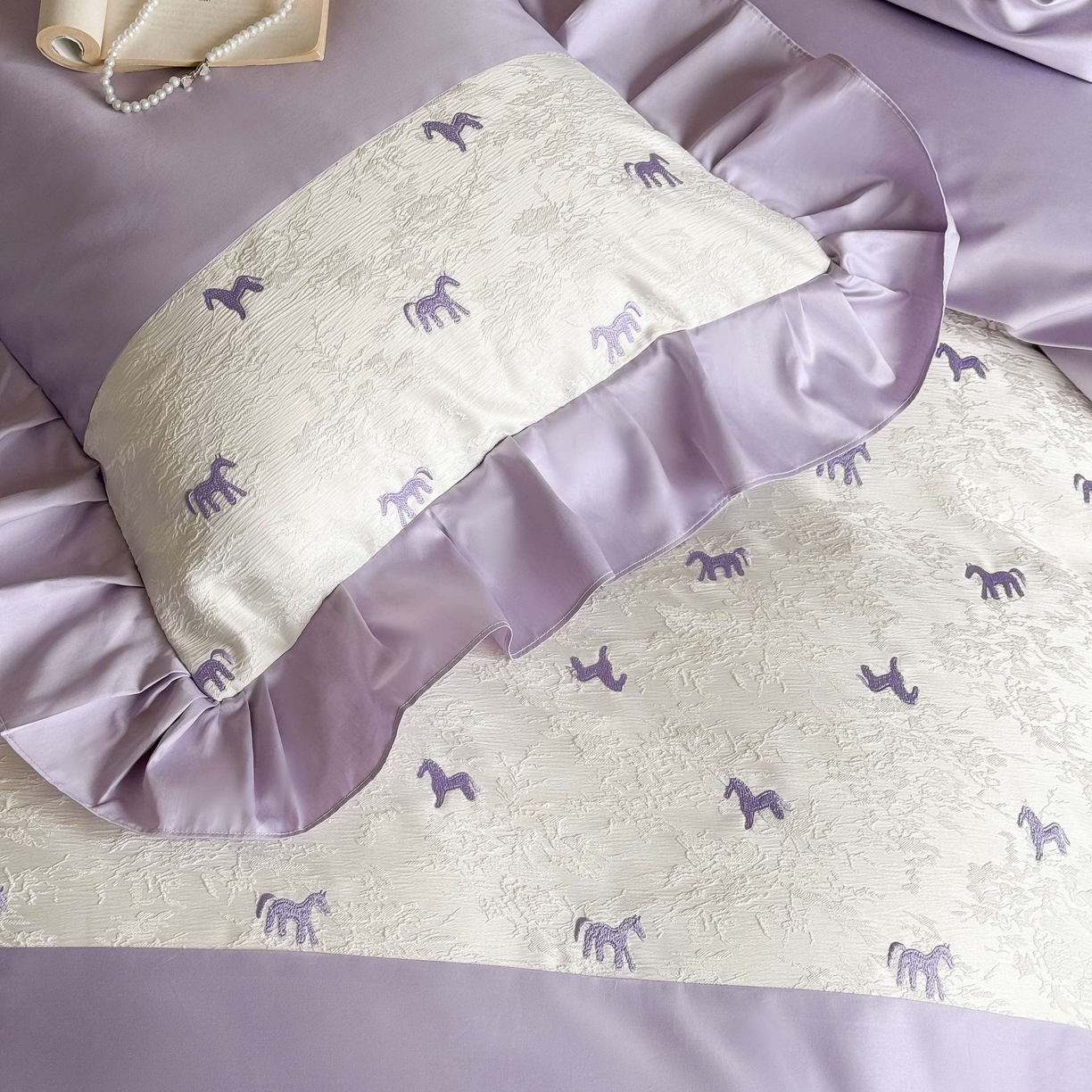91家纺网 家纺一手货源 找家纺 （总）西西家居 2026春夏新款100S长绒棉纯棉绣花四件套-以梦为马-紫（含精致红色礼盒）