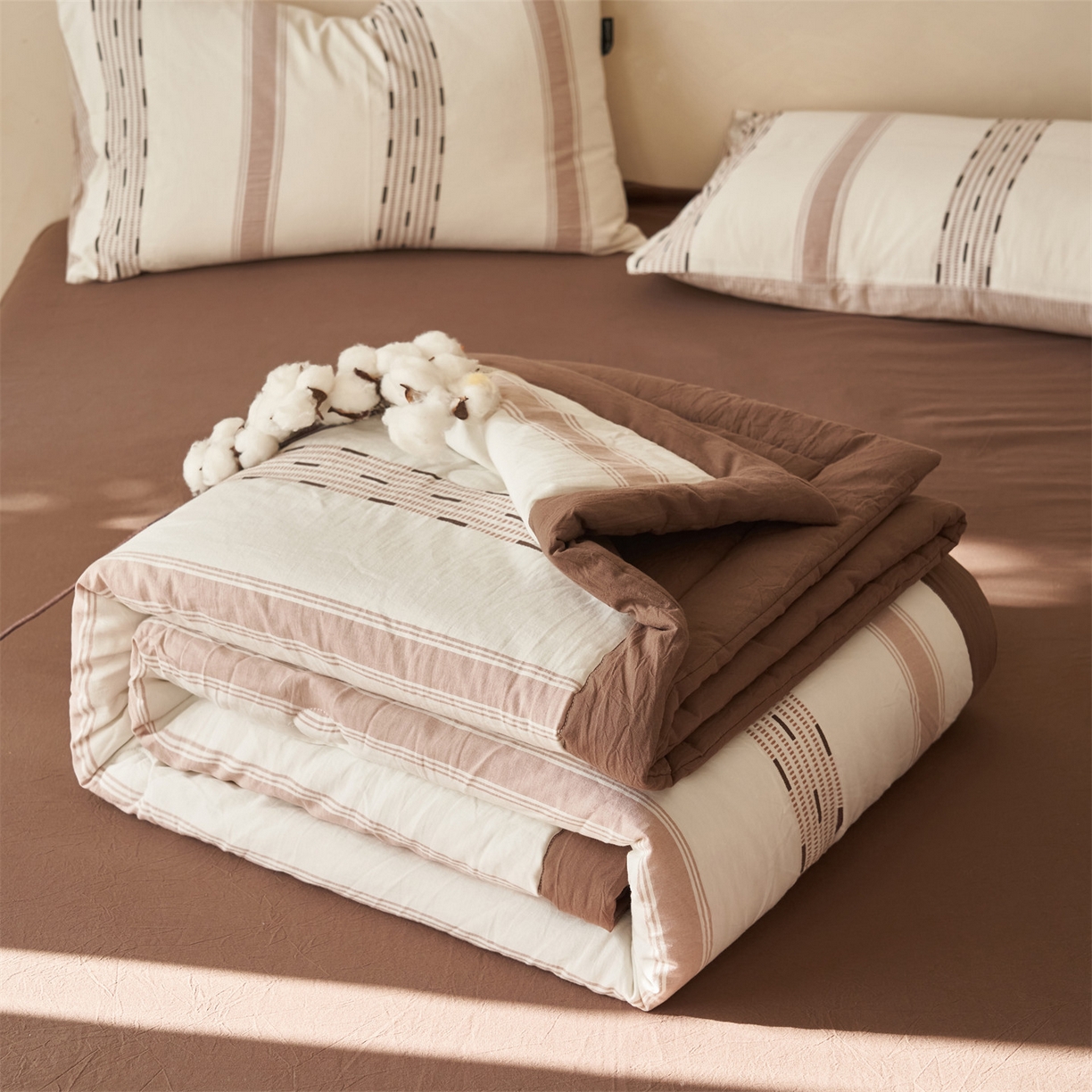 91家纺网 家纺一手货源 找家纺 恬思语家纺 2026春夏新款全棉色织大提花棉花夏被空调被夏凉被四件套如意系列 如意-棕