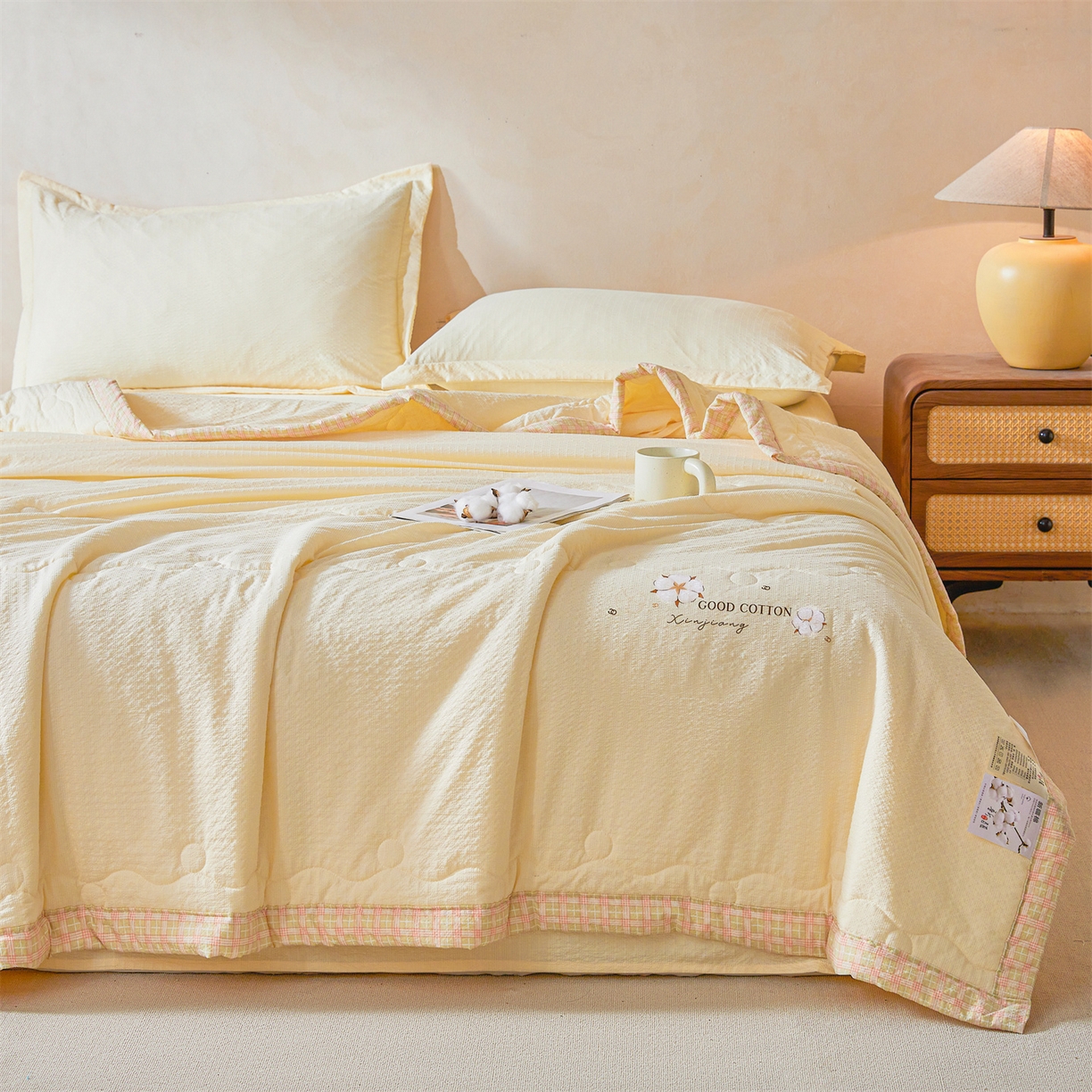 91家纺网 家纺一手货源 找家纺 西域种棉人 2026新款A类新疆棉花夏凉被加宽包边水洗棉泡泡纱吸湿透气棉花夏被空调被纯色烫画 泡芙-黄
