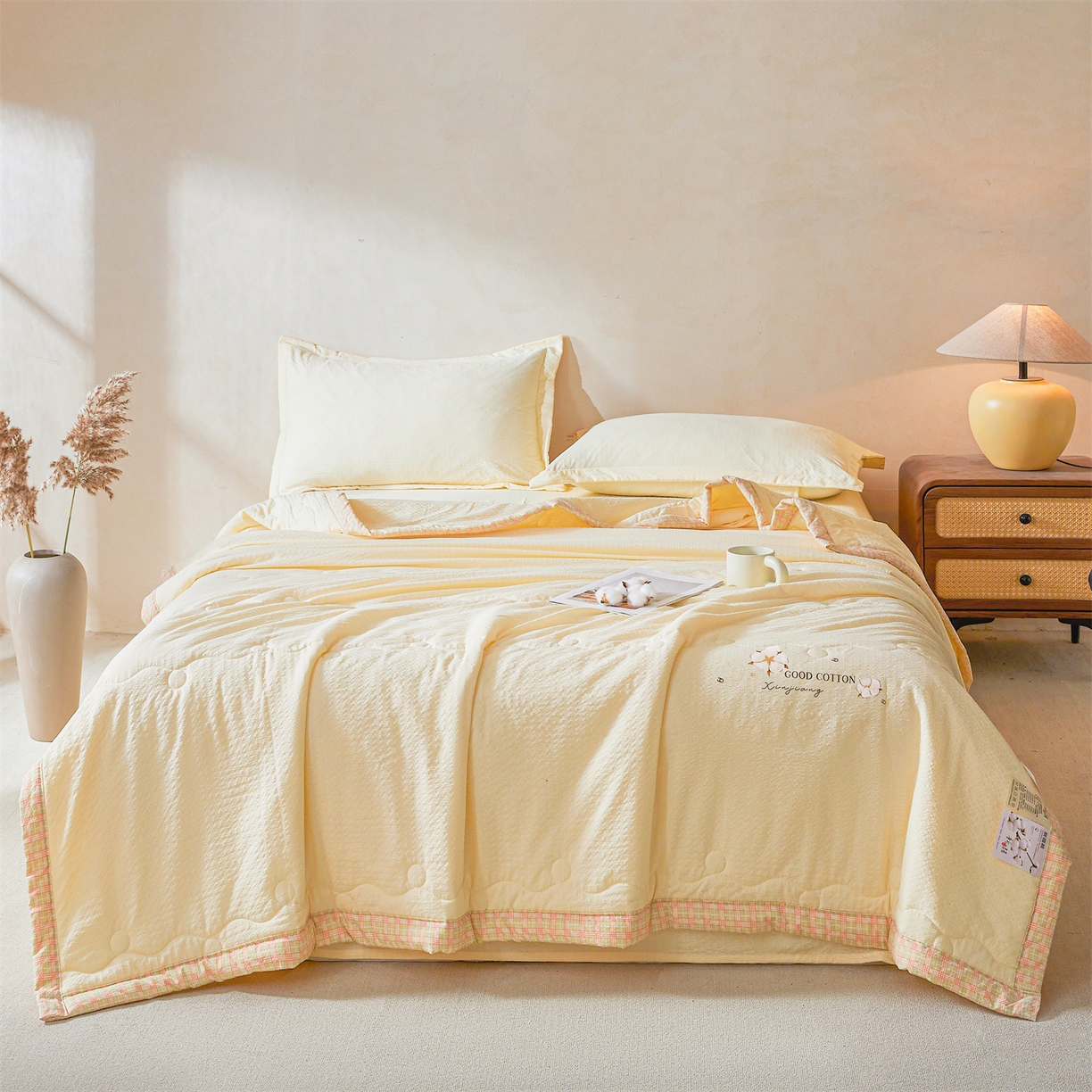 91家纺网 家纺一手货源 找家纺 西域种棉人 2026新款A类新疆棉花夏凉被加宽包边水洗棉泡泡纱吸湿透气棉花夏被空调被纯色烫画 泡芙-黄