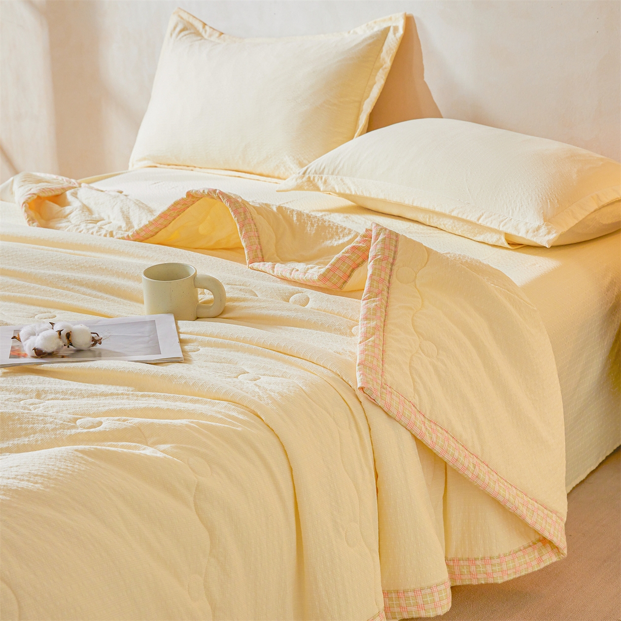 91家纺网 家纺一手货源 找家纺 西域种棉人 2026新款A类新疆棉花夏凉被加宽包边水洗棉泡泡纱吸湿透气棉花夏被空调被纯色烫画 泡芙-黄