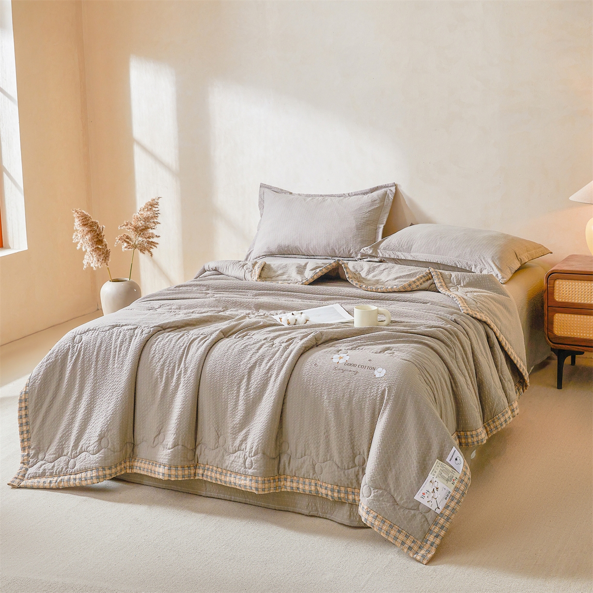 91家纺网 家纺一手货源 找家纺 西域种棉人 2026新款A类新疆棉花夏凉被加宽包边水洗棉泡泡纱吸湿透气棉花夏被空调被纯色烫画 泡芙-灰