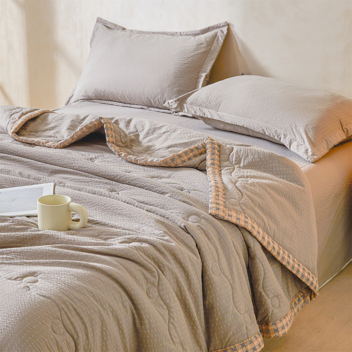 91家纺网 家纺一手货源 找家纺 西域种棉人 2026新款A类新疆棉花夏凉被加宽包边水洗棉泡泡纱吸湿透气棉花夏被空调被纯色烫画 泡芙-灰